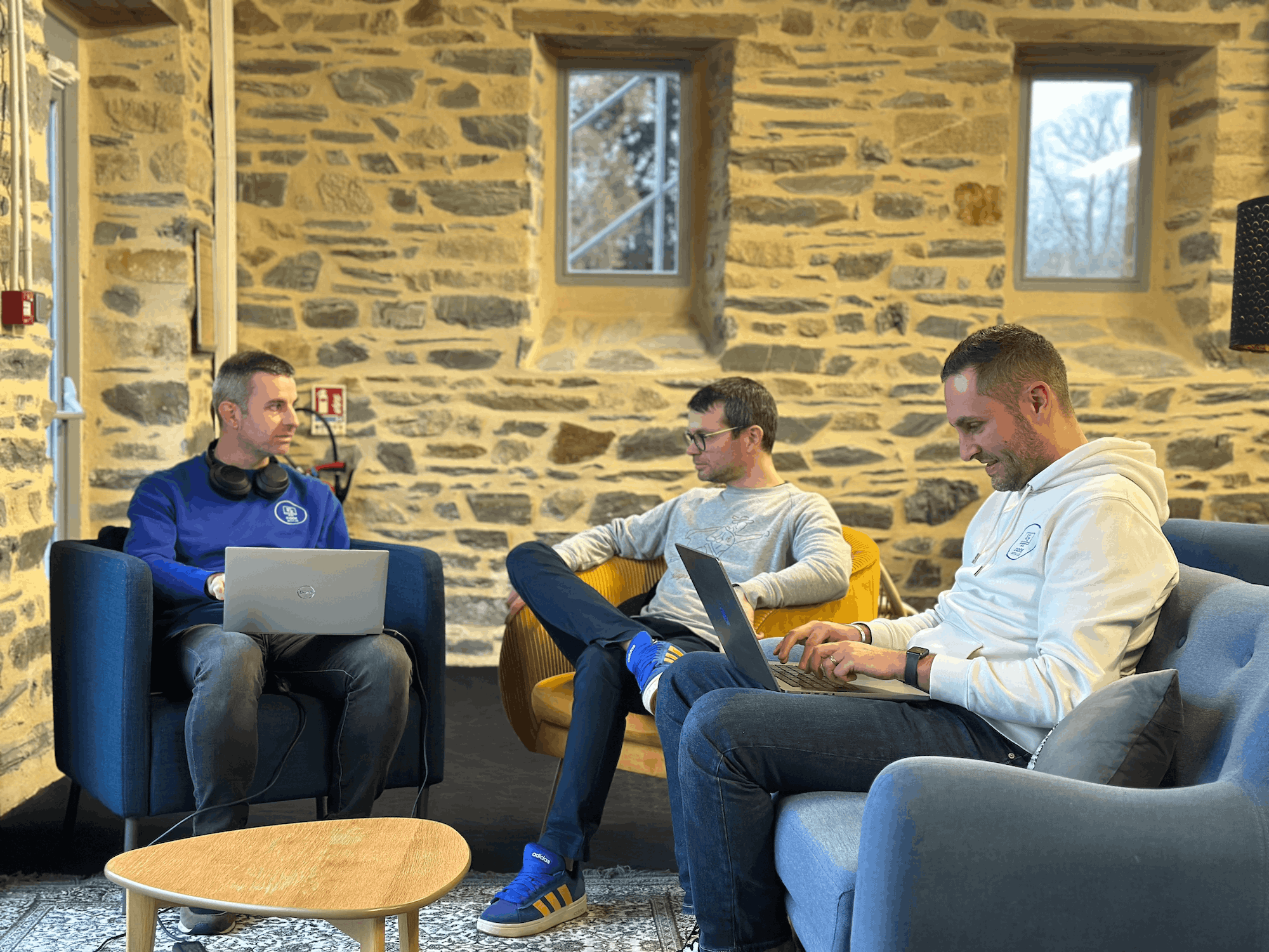 L'équipe Code with us en pleine session de développement et de conception